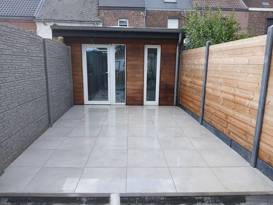 Après d'une terrasse carrelée dans un petit jardin
