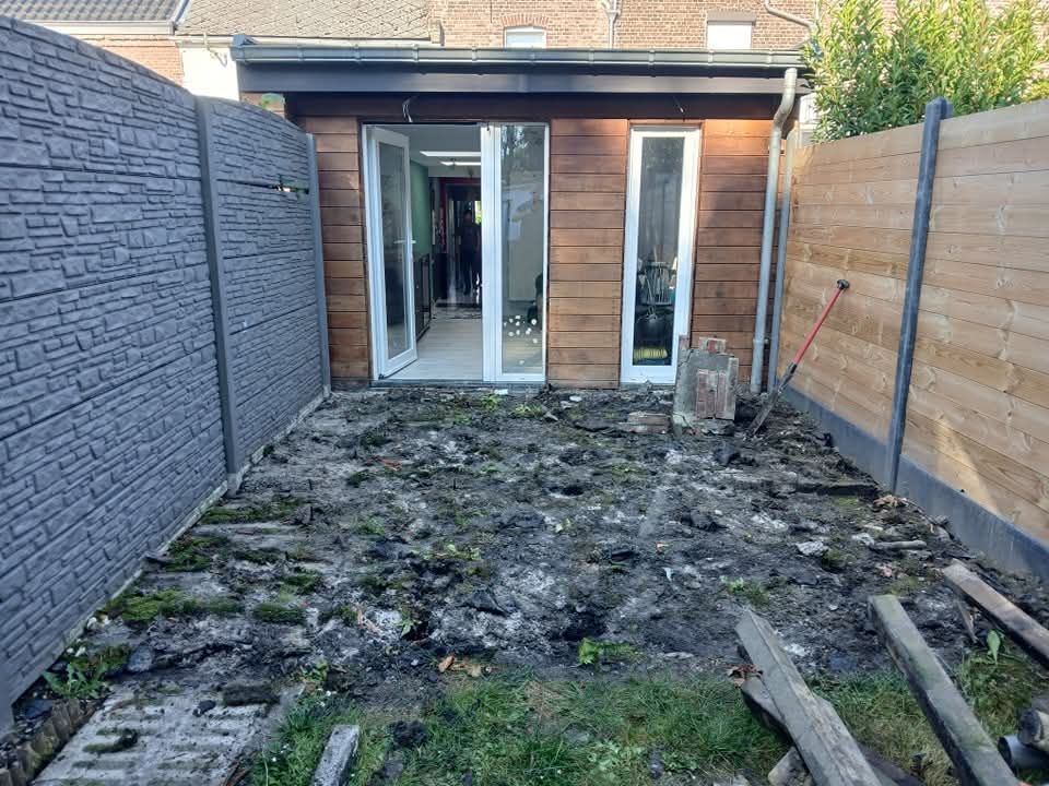 Avant d'une terrasse dans un petit jardin