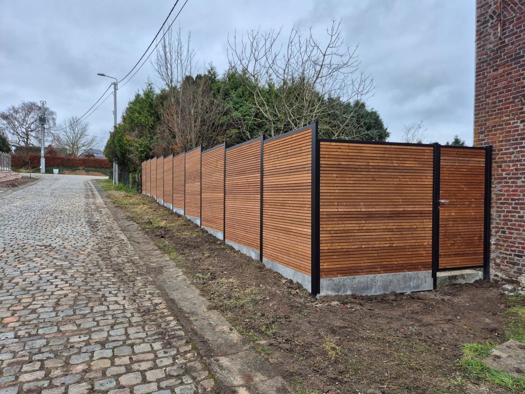 Clôture bois contemporaine posée le long d'une voirie