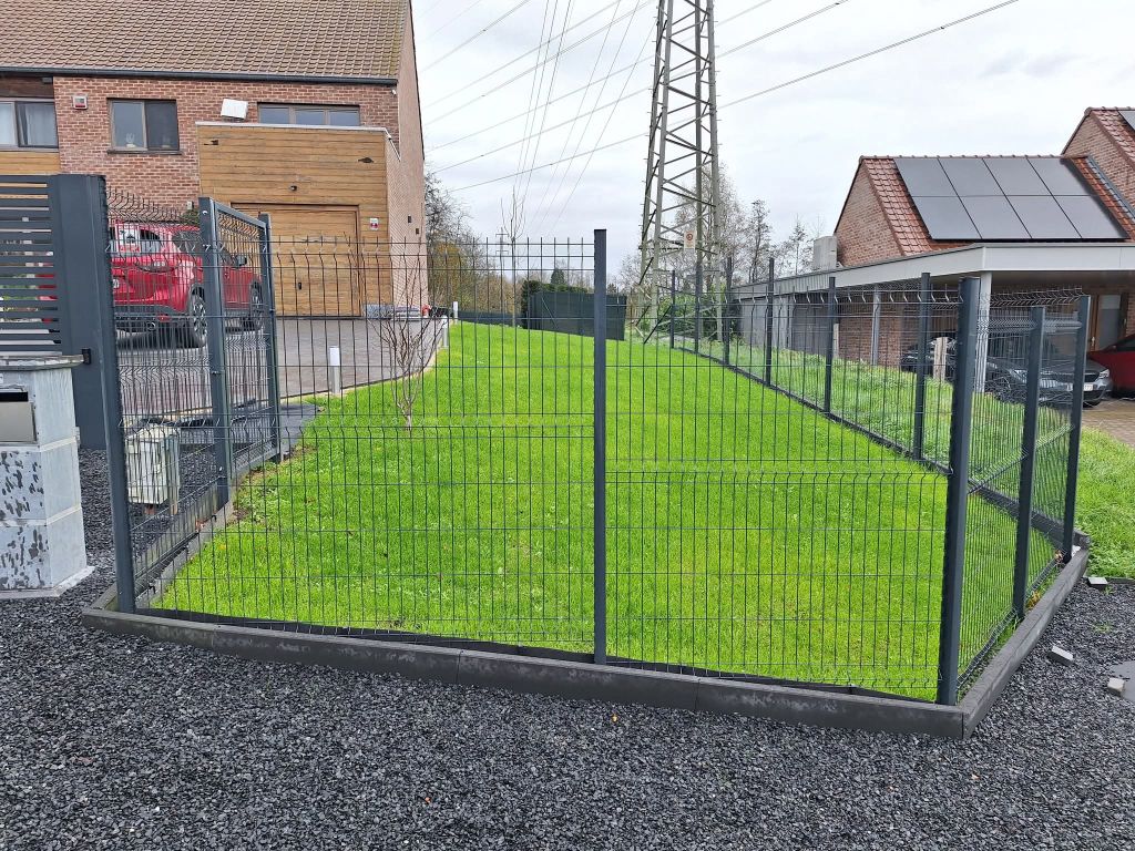 Engazonnement terminé dans un jardin clôturé
