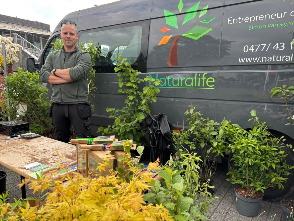 Photo de couverture Naturalife avec l'équipe et le véhicule de l'entreprise