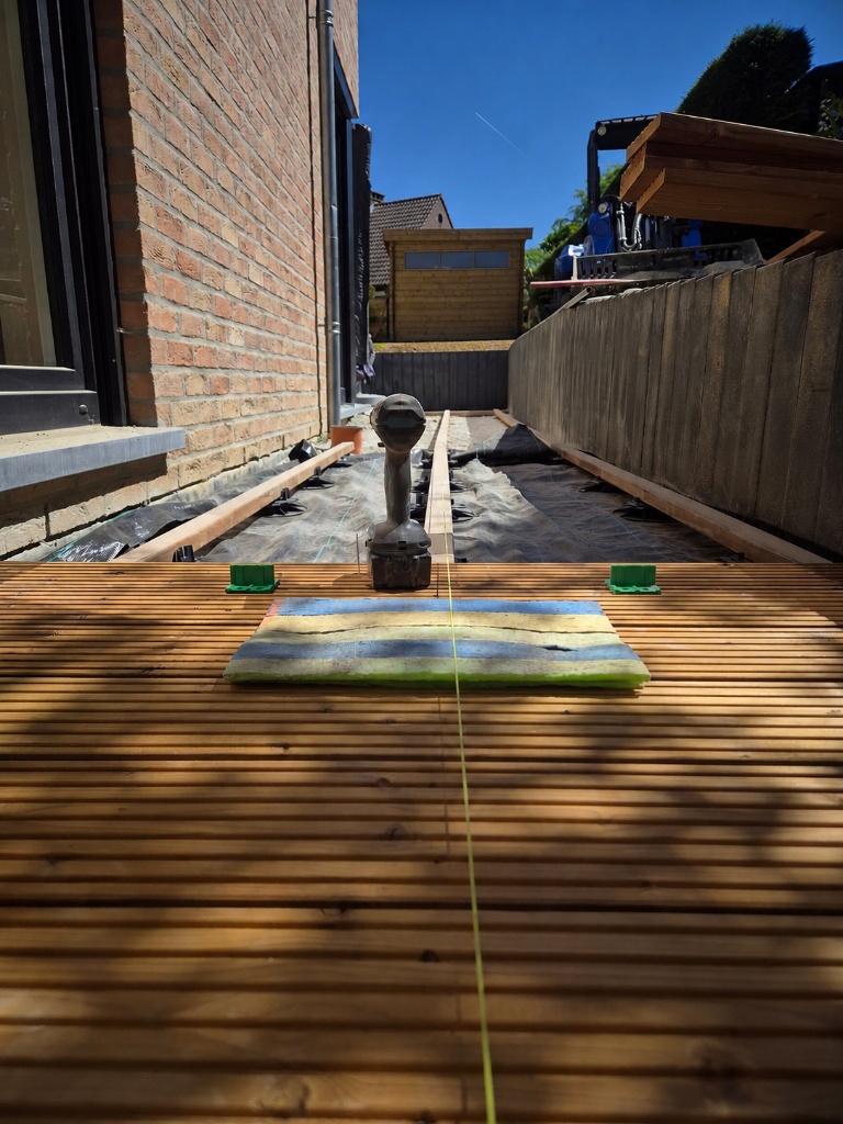 Pose de terrasse en bois en cours de chantier